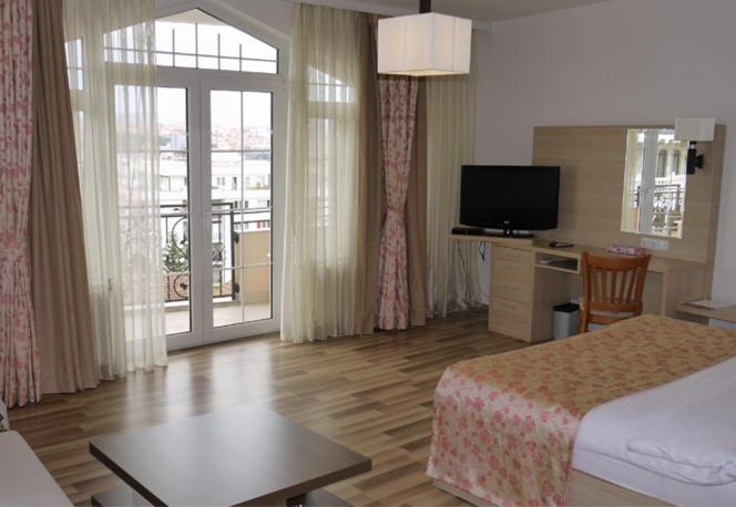 Hotel Pinocchio Pristina Exterior photo